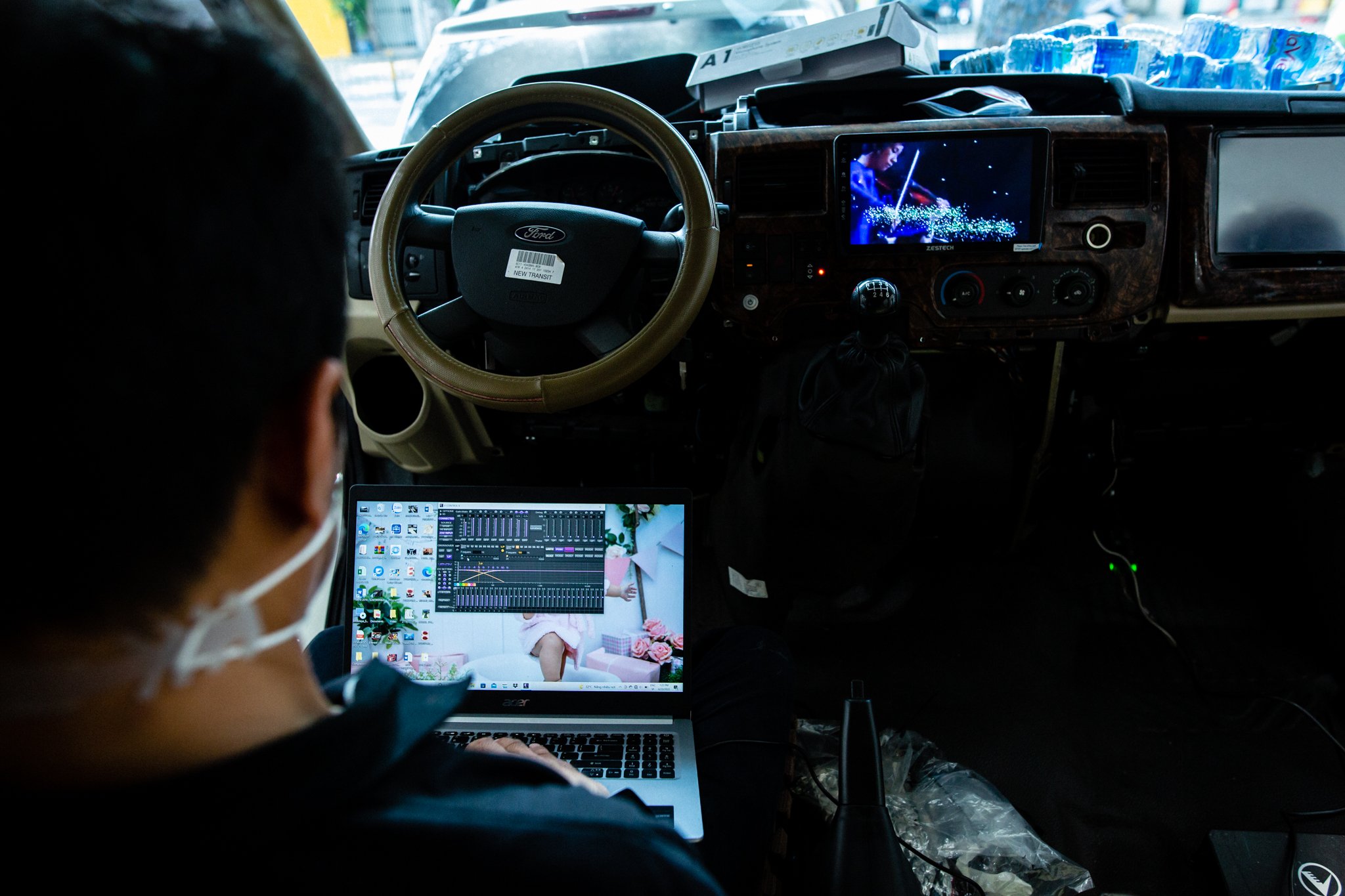Kĩ thuật đang cân chỉnh loa xe hơi phù hợp cho khách hàng tại Proauto.vn 