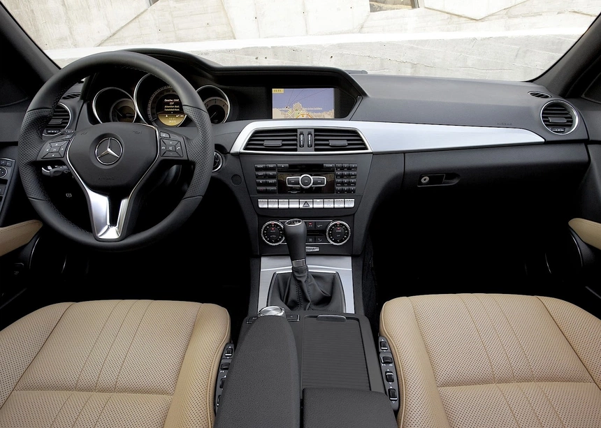 Tại Mỹ, Mercedes-Benz đã không còn trang bị hộp số sàn cho xe từ năm 2011.