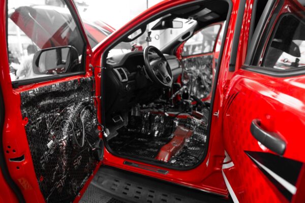 Raptor thi công dán cách âm tại Proauto.vn