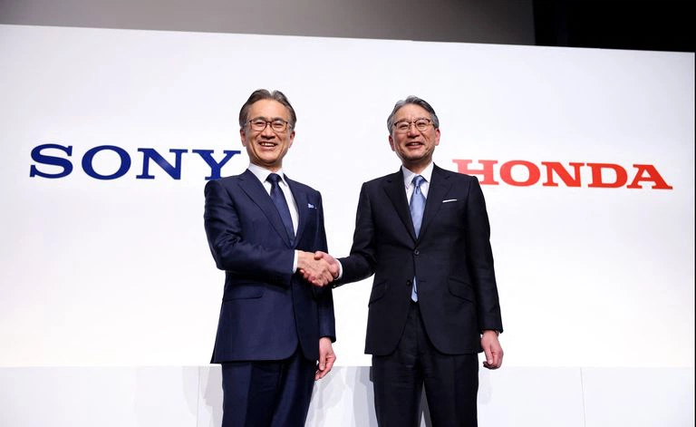 Cái bắt tay giữa CEO của Sony, Yoshida Kenichiro và CEO của Honda, Mibe Toshihiro.