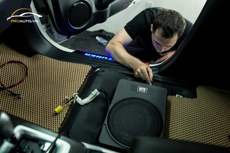 Loa sub gầm ghế cho Hyundai Custin giúp nâng cấp âm thanh hay hơn