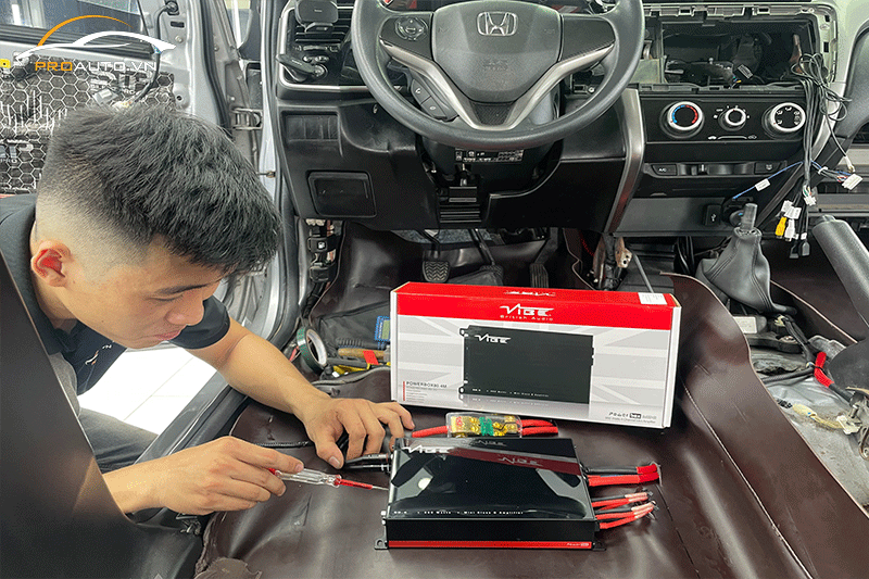 Kỹ thuật viên nâng cấp âm thanh Vibe cho xe Honda City tại PROAUTO.VN
