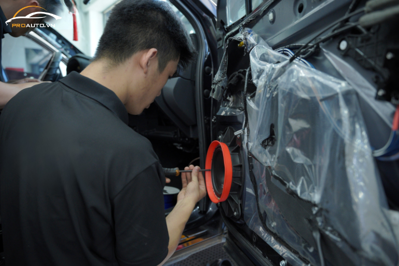 Kỹ thuật viên chuyên nghiệp độ âm thanh 3 way trên Hyundai Kona